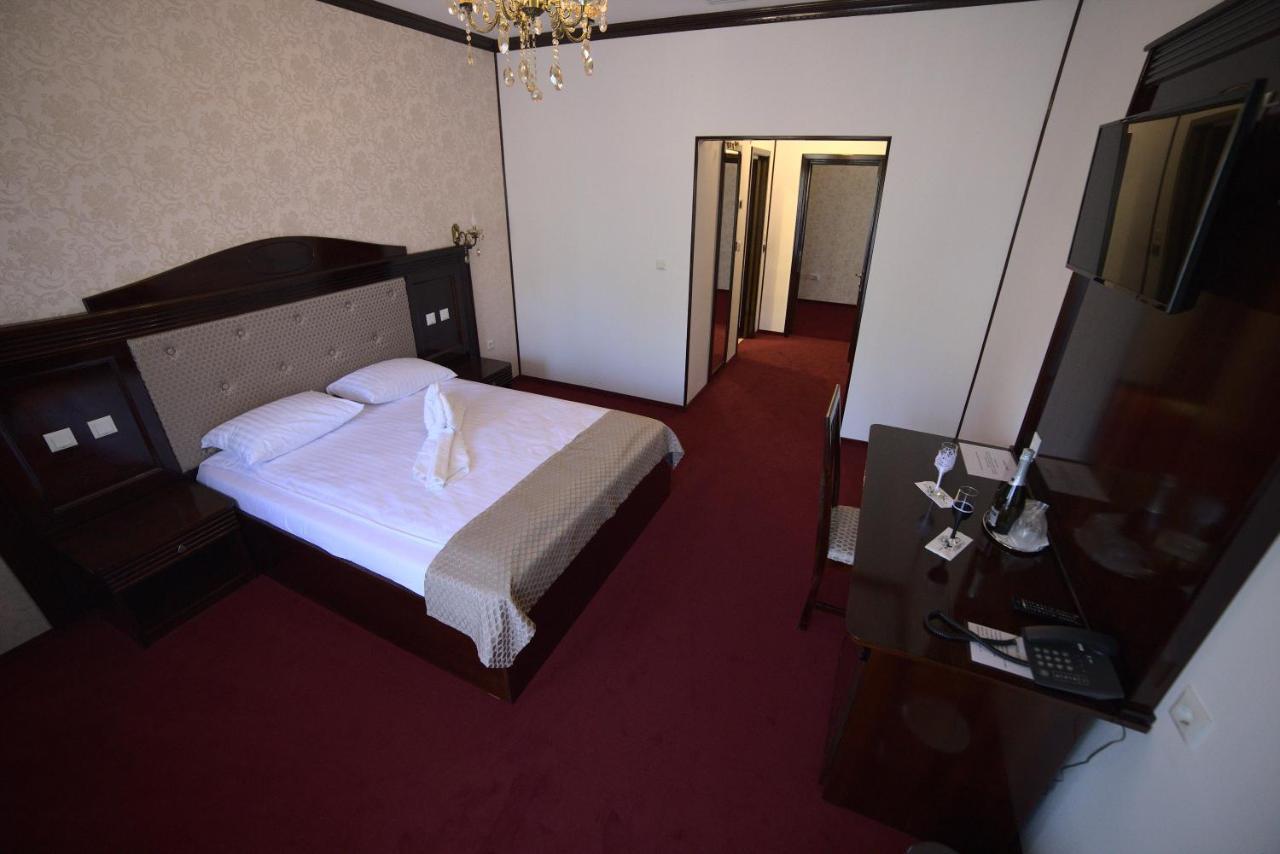 Hotel Onix โรมาน ภายนอก รูปภาพ