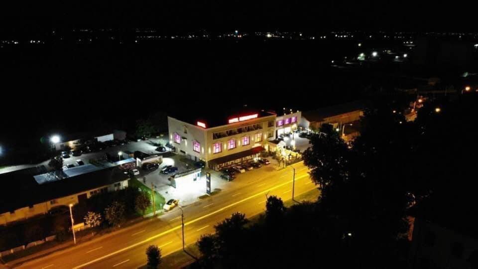 Hotel Onix โรมาน ภายนอก รูปภาพ